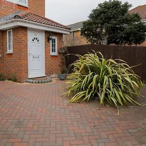  Apartment Entire 3 Bedroom House, 3 Toilets, 2 Baths, Sleep 9 With Free Parking