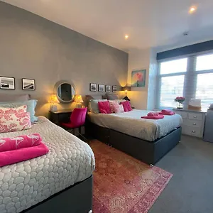 the-mayfield-boutique-guest-house.hotelsin-chester.com/